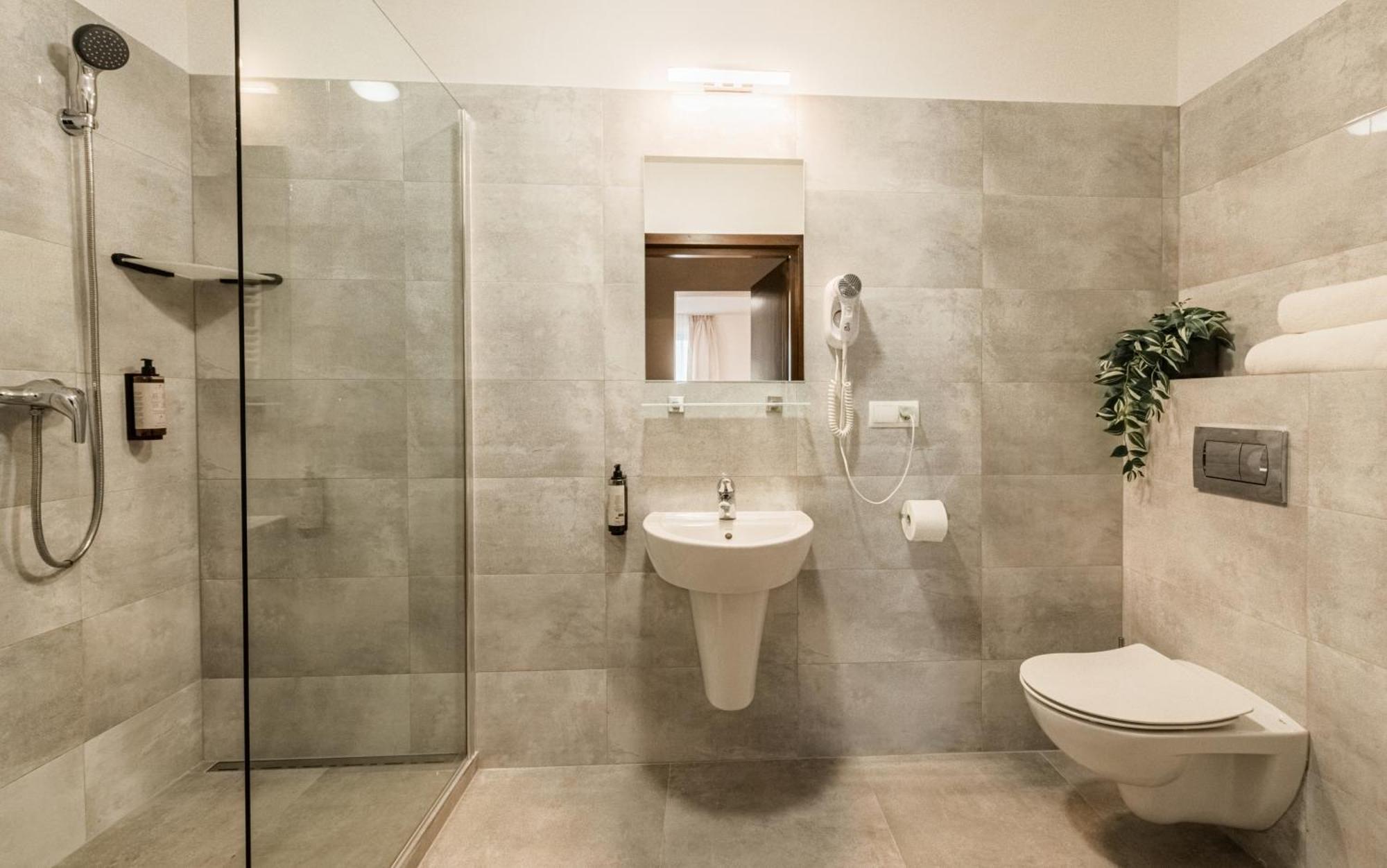 Hotel "Na Uboczu" Варшава Экстерьер фото