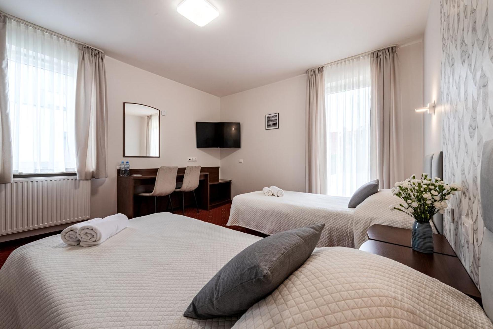 Hotel "Na Uboczu" Варшава Экстерьер фото